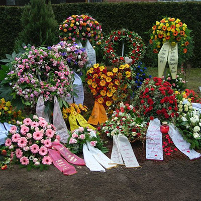 Blumen Weese - Wir dekorieren die Kränze auf Wunsch auch nach der Trauerfeier am Grab