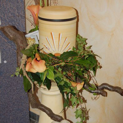 Blumen Weese - Creme Urne auf Säule