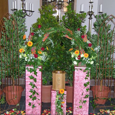Blumen Weese - Urnenaufbau mit  3 Säulen